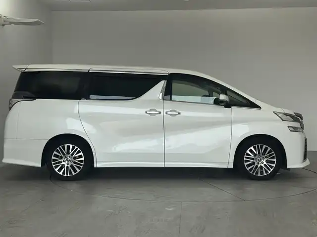 トヨタ ヴェルファイア Z Gエディション 広島県 2016(平28)年 4.8万km ホワイトパールクリスタルシャイン 純正ナビ/後席フリップダウン/バックカメラ/クルーズコントロール/パワーシート/ハーフレザー/ステアリングヒーター/電動リアゲード/Bluetooth/フルセグTV/ETC装備/両側パワースライドドア/オットマン/オートホールド/メモリシート/サンシェード/後席オートエアコン/ソナー/純正18インチAW
