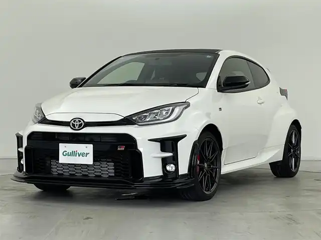 トヨタ ＧＲヤリス RZ ハイパフォーマンス 群馬県 2023(令5)年 1.4万km スーパーホワイトⅡ GRフロントスポイラー/＝＝＝＝＝/純正8インチディスプレイオーディオPlus/・Bluetooth/USB/Miracast/8スピーカー　/（JBLサウンドシステム＋アクティブノイズコントロール）/ステアリングリモコン/カーボンルーフ（フィルム）/トルセンLSD/スポーツモード付VSC/ハーフレザーシート（ウルトラスエード＋合成皮革）/ビルトインETC2.0/スマートキー /LEDヘッドライト/オートライト /フォグランプ /純正18インチGR専用アルミホイール/オートリトラミラー/チルトステアリング