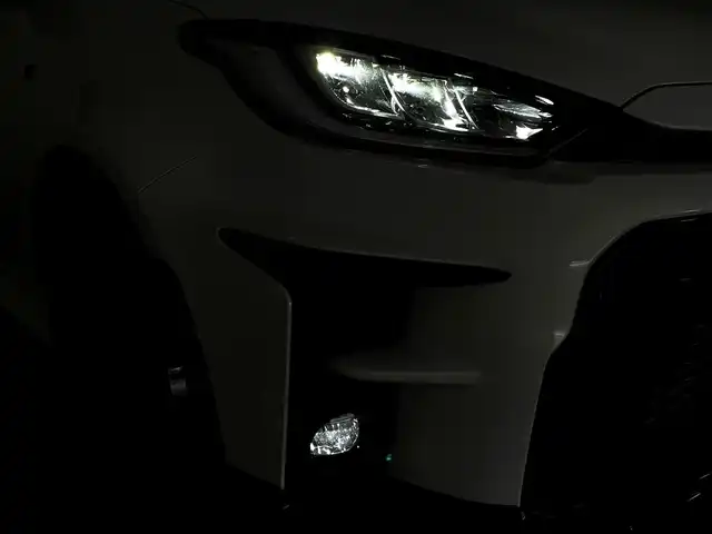 トヨタ ＧＲヤリス RZ ハイパフォーマンス 群馬県 2023(令5)年 1.4万km スーパーホワイトⅡ GRフロントスポイラー/＝＝＝＝＝/純正8インチディスプレイオーディオPlus/・Bluetooth/USB/Miracast/8スピーカー　/（JBLサウンドシステム＋アクティブノイズコントロール）/ステアリングリモコン/カーボンルーフ（フィルム）/トルセンLSD/スポーツモード付VSC/ハーフレザーシート（ウルトラスエード＋合成皮革）/ビルトインETC2.0/スマートキー /LEDヘッドライト/オートライト /フォグランプ /純正18インチGR専用アルミホイール/オートリトラミラー/チルトステアリング
