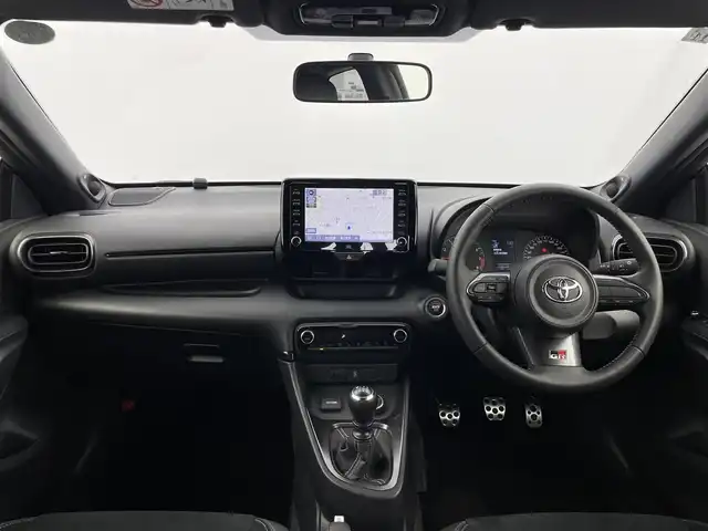 トヨタ ＧＲヤリス RZ ハイパフォーマンス 群馬県 2023(令5)年 1.4万km スーパーホワイトⅡ GRフロントスポイラー/＝＝＝＝＝/純正8インチディスプレイオーディオPlus/・Bluetooth/USB/Miracast/8スピーカー　/（JBLサウンドシステム＋アクティブノイズコントロール）/ステアリングリモコン/カーボンルーフ（フィルム）/トルセンLSD/スポーツモード付VSC/ハーフレザーシート（ウルトラスエード＋合成皮革）/ビルトインETC2.0/スマートキー /LEDヘッドライト/オートライト /フォグランプ /純正18インチGR専用アルミホイール/オートリトラミラー/チルトステアリング