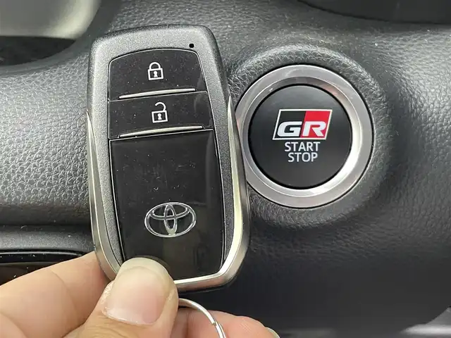 トヨタ ＧＲヤリス RZ ハイパフォーマンス 群馬県 2023(令5)年 1.4万km スーパーホワイトⅡ GRフロントスポイラー/＝＝＝＝＝/純正8インチディスプレイオーディオPlus/・Bluetooth/USB/Miracast/8スピーカー　/（JBLサウンドシステム＋アクティブノイズコントロール）/ステアリングリモコン/カーボンルーフ（フィルム）/トルセンLSD/スポーツモード付VSC/ハーフレザーシート（ウルトラスエード＋合成皮革）/ビルトインETC2.0/スマートキー /LEDヘッドライト/オートライト /フォグランプ /純正18インチGR専用アルミホイール/オートリトラミラー/チルトステアリング