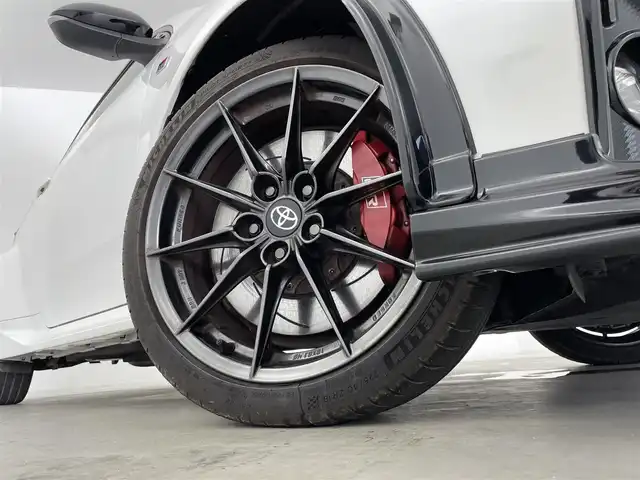 トヨタ ＧＲヤリス RZ ハイパフォーマンス 群馬県 2023(令5)年 1.4万km スーパーホワイトⅡ GRフロントスポイラー/＝＝＝＝＝/純正8インチディスプレイオーディオPlus/・Bluetooth/USB/Miracast/8スピーカー　/（JBLサウンドシステム＋アクティブノイズコントロール）/ステアリングリモコン/カーボンルーフ（フィルム）/トルセンLSD/スポーツモード付VSC/ハーフレザーシート（ウルトラスエード＋合成皮革）/ビルトインETC2.0/スマートキー /LEDヘッドライト/オートライト /フォグランプ /純正18インチGR専用アルミホイール/オートリトラミラー/チルトステアリング