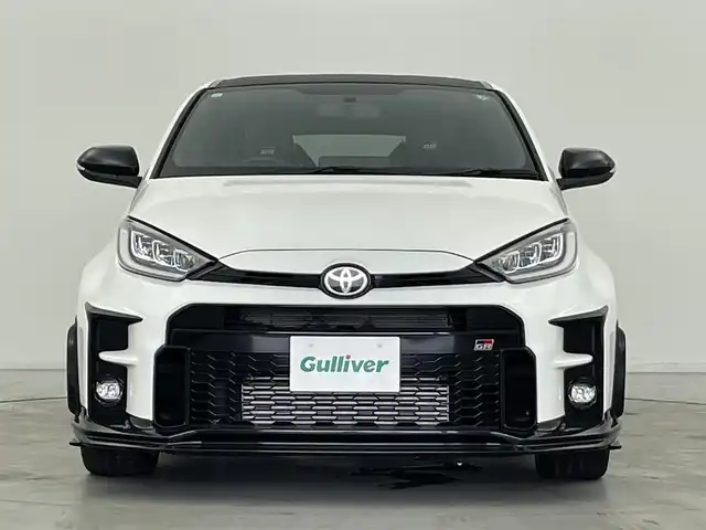 トヨタ ＧＲヤリス RZ ハイパフォーマンス 群馬県 2023(令5)年 1.4万km スーパーホワイトⅡ GRフロントスポイラー/＝＝＝＝＝/純正8インチディスプレイオーディオPlus/・Bluetooth/USB/Miracast/8スピーカー　/（JBLサウンドシステム＋アクティブノイズコントロール）/ステアリングリモコン/カーボンルーフ（フィルム）/トルセンLSD/スポーツモード付VSC/ハーフレザーシート（ウルトラスエード＋合成皮革）/ビルトインETC2.0/スマートキー /LEDヘッドライト/オートライト /フォグランプ /純正18インチGR専用アルミホイール/オートリトラミラー/チルトステアリング