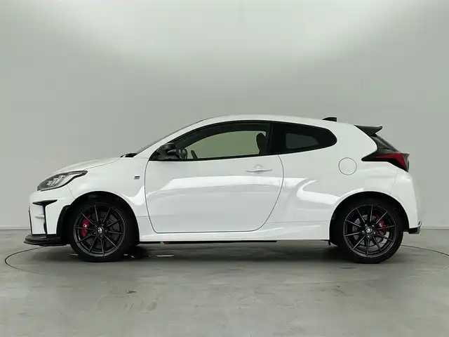 トヨタ ＧＲヤリス RZ ハイパフォーマンス 群馬県 2023(令5)年 1.4万km スーパーホワイトⅡ GRフロントスポイラー/＝＝＝＝＝/純正8インチディスプレイオーディオPlus/・Bluetooth/USB/Miracast/8スピーカー　/（JBLサウンドシステム＋アクティブノイズコントロール）/ステアリングリモコン/カーボンルーフ（フィルム）/トルセンLSD/スポーツモード付VSC/ハーフレザーシート（ウルトラスエード＋合成皮革）/ビルトインETC2.0/スマートキー /LEDヘッドライト/オートライト /フォグランプ /純正18インチGR専用アルミホイール/オートリトラミラー/チルトステアリング