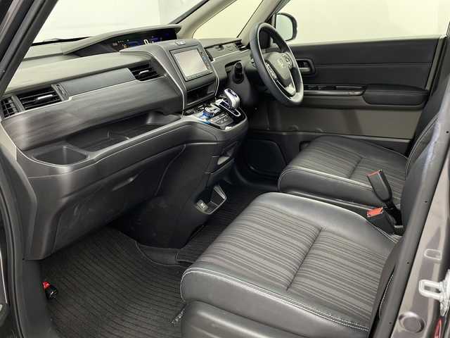 ホンダ フリード ハイブリット EX 埼玉県 2017(平29)年 5.5万km モダンスティールM 純正７インチナビ（VXM-174VFXi/）/バックカメラ/両側パワースライドドア/ビルトインＥＴＣ/前席シートヒーター/アダプティブクルーズコントロール/レーンキープアシスト/衝突軽減ブレーキ/横滑り防止装置/車線逸脱警報/ロールサンシェード/オートライト/LEDヘッドライト/ハーフレザーシート/純正フロアマット/純正アルミホイール