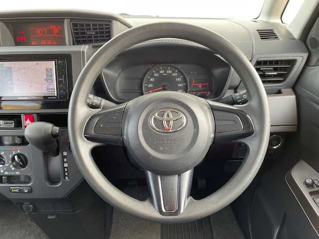 トヨタ ルーミー X S 富山県 2018(平30)年 8.7万km パールホワイトⅢ (株)IDOMが運営する【じしゃロン富山店】の自社ローン専用車両になります。こちらは現金またはオートローンご利用時の価格です。自社ローンご希望の方は別途その旨お申し付け下さい/プリクラッシュブレーキアシスト/コーナーセンサー/横滑り防止装置/KENWOODナビ/ETC/片側パワースライドドア/プッシュスタート/スマートキー/オートライト/取説/保証書/記録簿