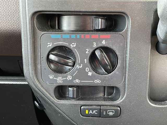 トヨタ ルーミー X S 富山県 2018(平30)年 8.7万km パールホワイトⅢ (株)IDOMが運営する【じしゃロン富山店】の自社ローン専用車両になります。こちらは現金またはオートローンご利用時の価格です。自社ローンご希望の方は別途その旨お申し付け下さい/プリクラッシュブレーキアシスト/コーナーセンサー/横滑り防止装置/KENWOODナビ/ETC/片側パワースライドドア/プッシュスタート/スマートキー/オートライト/取説/保証書/記録簿