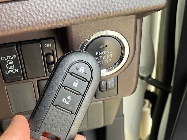 トヨタ ルーミー X S 富山県 2018(平30)年 8.7万km パールホワイトⅢ (株)IDOMが運営する【じしゃロン富山店】の自社ローン専用車両になります。こちらは現金またはオートローンご利用時の価格です。自社ローンご希望の方は別途その旨お申し付け下さい/プリクラッシュブレーキアシスト/コーナーセンサー/横滑り防止装置/KENWOODナビ/ETC/片側パワースライドドア/プッシュスタート/スマートキー/オートライト/取説/保証書/記録簿