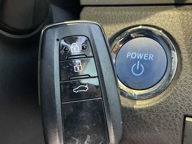 トヨタ カムリ G 愛知県 2017(平29)年 8.9万km 黒 トヨタセーフティセンス/純正ナビ/レーダークルーズコントロール/バックカメラ/コーナーセンサー/アルミホイール/ブラインドスポットモニター/LEDヘッドライト/オートマチックハイビーム/ドライブレコーダー/ETC/衝突軽減システム/フルセグ/CD DVD/Bluetooth/ステアリングスイッチ/スマートキー/プッシュスタート