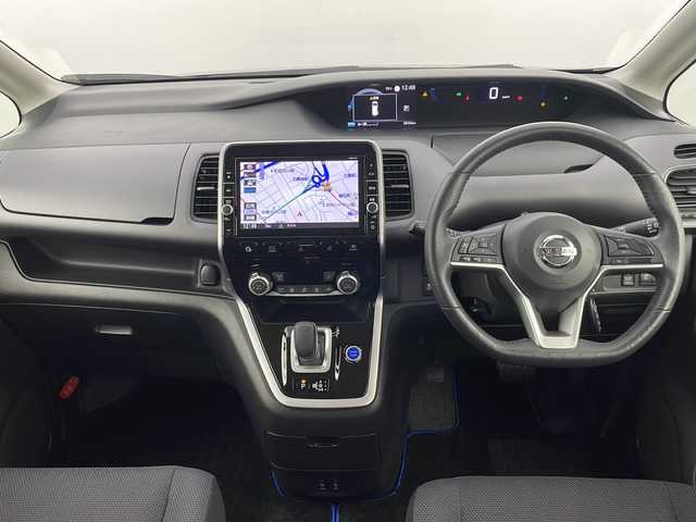 日産 セレナ e－パワー XV 新潟県 2018(平30)年 5.9万km ダイヤモンドブラック エマージェンシーブレーキ/純正フリップダウンモニター/ワンオーナー/純正8インチSDナビ/　　　CD/DVD/Blu-ray/AM/FM/フルセグ/BT/iPod/アラウンドビューモニター/両側パワースライドドア/クルーズコントロール/LEDオートライト/前席シートヒーター/純正アルミホイール付サマータイヤ車載(5ミリ)/インテリジェントパーキングアシスト/リアオートエアコン/ナビ連動ドライブレコーダー/ステアリングスイッチ/ステアリングヒーター/純正フロアマット/ドアバイザー/後席パーソナルテーブル/後席サンシェード/スペアキー/スマートキー/ETC