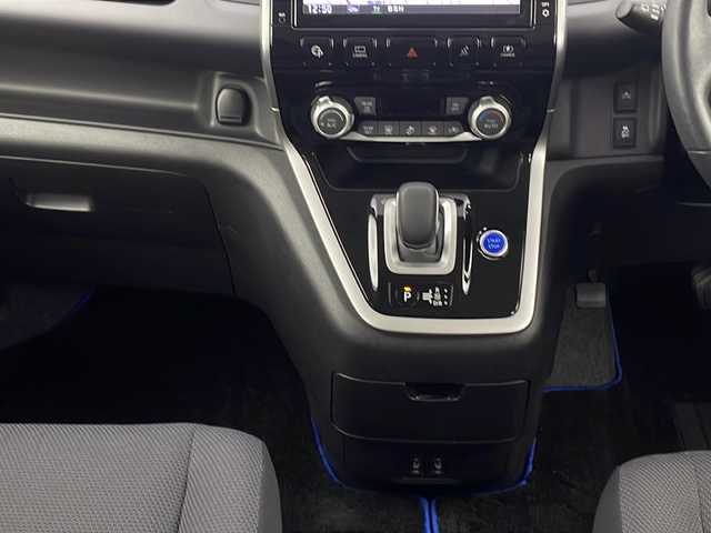 日産 セレナ e－パワー XV 新潟県 2018(平30)年 5.9万km ダイヤモンドブラック エマージェンシーブレーキ/純正フリップダウンモニター/ワンオーナー/純正8インチSDナビ/　　　CD/DVD/Blu-ray/AM/FM/フルセグ/BT/iPod/アラウンドビューモニター/両側パワースライドドア/クルーズコントロール/LEDオートライト/前席シートヒーター/純正アルミホイール付サマータイヤ車載(5ミリ)/インテリジェントパーキングアシスト/リアオートエアコン/ナビ連動ドライブレコーダー/ステアリングスイッチ/ステアリングヒーター/純正フロアマット/ドアバイザー/後席パーソナルテーブル/後席サンシェード/スペアキー/スマートキー/ETC