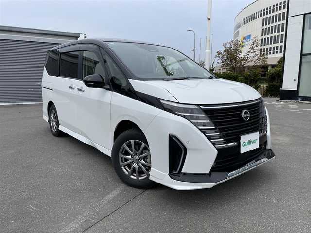 日産 セレナ ハイウェイスター V 青森県 2023(令5)年 0.9万km 白 ・4WD/・ワンオーナー/・純正ナビ/・AM/FM/Bluetooth/・アラウンドビューモニター/・フリップダウンモニター/・プロパイロット/・フロントダイナミックパック/・横滑り防止装置/・衝突被害軽減ブレーキ/・車線逸脱防止装置/・先行車発信告知機能/・踏み間違い衝突防止支援/・前後コーナーセンサー/・両側パワースライドドア/・シートヒーター(D＋N席)/・ステアリングヒーター/・純正AW付きサマータイヤ積込/・純正エンジンスターター/・キックセンサー/・デジタルインナーミラー/・置くだけ充電/・ビルトインETC/・純正フロアマット/・サンシェード/・スペアキー/・取扱説明書/・保証書/・プリズムホワイト/スーパーブラック2トーン