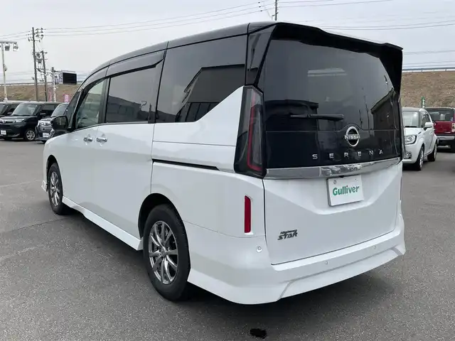 日産 セレナ ハイウェイスター V 青森県 2023(令5)年 0.9万km 白 ・4WD/・ワンオーナー/・純正ナビ/・AM/FM/Bluetooth/・アラウンドビューモニター/・フリップダウンモニター/・プロパイロット/・フロントダイナミックパック/・横滑り防止装置/・衝突被害軽減ブレーキ/・車線逸脱防止装置/・先行車発信告知機能/・踏み間違い衝突防止支援/・前後コーナーセンサー/・両側パワースライドドア/・シートヒーター(D＋N席)/・ステアリングヒーター/・純正AW付きサマータイヤ積込/・純正エンジンスターター/・キックセンサー/・デジタルインナーミラー/・置くだけ充電/・ビルトインETC/・純正フロアマット/・サンシェード/・スペアキー/・取扱説明書/・保証書/・プリズムホワイト/スーパーブラック2トーン