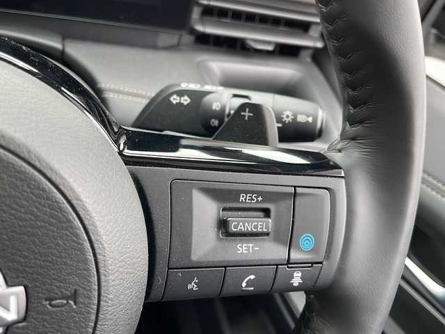 日産 セレナ ハイウェイスター V 青森県 2023(令5)年 0.9万km 白 ・4WD/・ワンオーナー/・純正ナビ/・AM/FM/Bluetooth/・アラウンドビューモニター/・フリップダウンモニター/・プロパイロット/・フロントダイナミックパック/・横滑り防止装置/・衝突被害軽減ブレーキ/・車線逸脱防止装置/・先行車発信告知機能/・踏み間違い衝突防止支援/・前後コーナーセンサー/・両側パワースライドドア/・シートヒーター(D＋N席)/・ステアリングヒーター/・純正AW付きサマータイヤ積込/・純正エンジンスターター/・キックセンサー/・デジタルインナーミラー/・置くだけ充電/・ビルトインETC/・純正フロアマット/・サンシェード/・スペアキー/・取扱説明書/・保証書/・プリズムホワイト/スーパーブラック2トーン