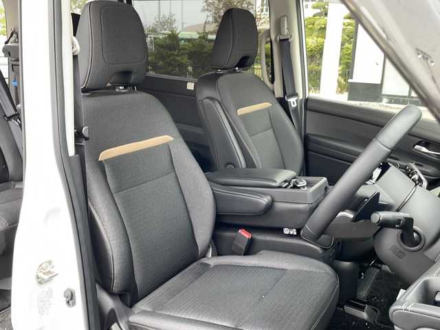 日産 セレナ ハイウェイスター V 青森県 2023(令5)年 0.9万km 白 ・4WD/・ワンオーナー/・純正ナビ/・AM/FM/Bluetooth/・アラウンドビューモニター/・フリップダウンモニター/・プロパイロット/・フロントダイナミックパック/・横滑り防止装置/・衝突被害軽減ブレーキ/・車線逸脱防止装置/・先行車発信告知機能/・踏み間違い衝突防止支援/・前後コーナーセンサー/・両側パワースライドドア/・シートヒーター(D＋N席)/・ステアリングヒーター/・純正AW付きサマータイヤ積込/・純正エンジンスターター/・キックセンサー/・デジタルインナーミラー/・置くだけ充電/・ビルトインETC/・純正フロアマット/・サンシェード/・スペアキー/・取扱説明書/・保証書/・プリズムホワイト/スーパーブラック2トーン