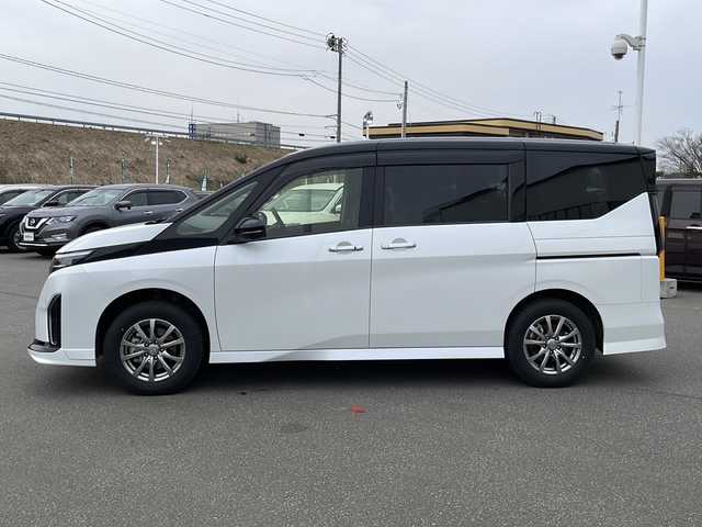 日産 セレナ ハイウェイスター V 青森県 2023(令5)年 0.9万km 白 ・4WD/・ワンオーナー/・純正ナビ/・AM/FM/Bluetooth/・アラウンドビューモニター/・フリップダウンモニター/・プロパイロット/・フロントダイナミックパック/・横滑り防止装置/・衝突被害軽減ブレーキ/・車線逸脱防止装置/・先行車発信告知機能/・踏み間違い衝突防止支援/・前後コーナーセンサー/・両側パワースライドドア/・シートヒーター(D＋N席)/・ステアリングヒーター/・純正AW付きサマータイヤ積込/・純正エンジンスターター/・キックセンサー/・デジタルインナーミラー/・置くだけ充電/・ビルトインETC/・純正フロアマット/・サンシェード/・スペアキー/・取扱説明書/・保証書/・プリズムホワイト/スーパーブラック2トーン