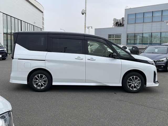 日産 セレナ ハイウェイスター V 青森県 2023(令5)年 0.9万km 白 ・4WD/・ワンオーナー/・純正ナビ/・AM/FM/Bluetooth/・アラウンドビューモニター/・フリップダウンモニター/・プロパイロット/・フロントダイナミックパック/・横滑り防止装置/・衝突被害軽減ブレーキ/・車線逸脱防止装置/・先行車発信告知機能/・踏み間違い衝突防止支援/・前後コーナーセンサー/・両側パワースライドドア/・シートヒーター(D＋N席)/・ステアリングヒーター/・純正AW付きサマータイヤ積込/・純正エンジンスターター/・キックセンサー/・デジタルインナーミラー/・置くだけ充電/・ビルトインETC/・純正フロアマット/・サンシェード/・スペアキー/・取扱説明書/・保証書/・プリズムホワイト/スーパーブラック2トーン