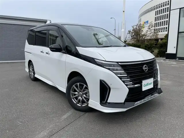日産 セレナ ハイウェイスター V 青森県 2023(令5)年 0.9万km 白 ・4WD/・ワンオーナー/・純正ナビ/・AM/FM/Bluetooth/・アラウンドビューモニター/・フリップダウンモニター/・プロパイロット/・フロントダイナミックパック/・横滑り防止装置/・衝突被害軽減ブレーキ/・車線逸脱防止装置/・先行車発信告知機能/・踏み間違い衝突防止支援/・前後コーナーセンサー/・両側パワースライドドア/・シートヒーター(D＋N席)/・ステアリングヒーター/・純正AW付きサマータイヤ積込/・純正エンジンスターター/・キックセンサー/・デジタルインナーミラー/・置くだけ充電/・ビルトインETC/・純正フロアマット/・サンシェード/・スペアキー/・取扱説明書/・保証書/・プリズムホワイト/スーパーブラック2トーン
