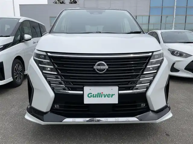 日産 セレナ ハイウェイスター V 青森県 2023(令5)年 0.9万km 白 ・4WD/・ワンオーナー/・純正ナビ/・AM/FM/Bluetooth/・アラウンドビューモニター/・フリップダウンモニター/・プロパイロット/・フロントダイナミックパック/・横滑り防止装置/・衝突被害軽減ブレーキ/・車線逸脱防止装置/・先行車発信告知機能/・踏み間違い衝突防止支援/・前後コーナーセンサー/・両側パワースライドドア/・シートヒーター(D＋N席)/・ステアリングヒーター/・純正AW付きサマータイヤ積込/・純正エンジンスターター/・キックセンサー/・デジタルインナーミラー/・置くだけ充電/・ビルトインETC/・純正フロアマット/・サンシェード/・スペアキー/・取扱説明書/・保証書/・プリズムホワイト/スーパーブラック2トーン