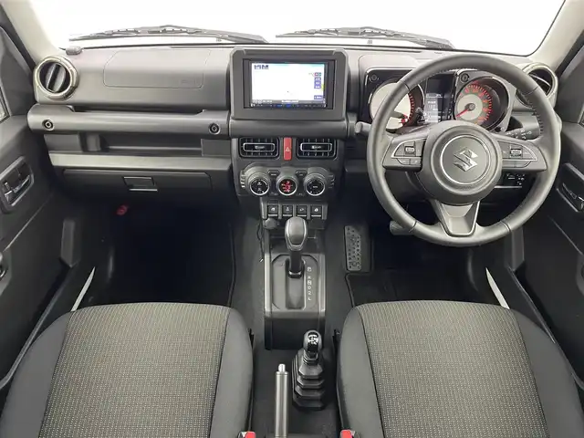 スズキ ジムニー シエラ JC 富山県 2023(令5)年 2.1万km ピュアホワイトP 4WD/社外メモリナビ（AM/FM/CD/USB/BT）/ワンセグTV/バックカメラ/デュアルセンサーブレーキサポート/レーンキープアシスト/クルーズコントロール/横滑り防止装置/ETC/ドライブレコーダー前後/純正15インチAW/前席シートヒーター/ダウンヒルアシストコントロール/LEDヘッドライト/フォグランプ/オートライト/ヘッドライトウォッシャー/社外タイヤカバー/プッシュスタート/スマートキー（スペアキー有）/純正フロアマット/取扱説明書/保証書