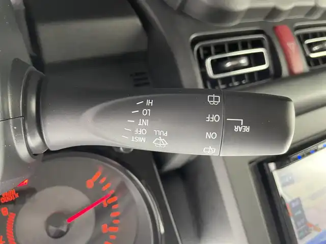 スズキ ジムニー シエラ JC 富山県 2023(令5)年 2.1万km ピュアホワイトP 4WD/社外メモリナビ（AM/FM/CD/USB/BT）/ワンセグTV/バックカメラ/デュアルセンサーブレーキサポート/レーンキープアシスト/クルーズコントロール/横滑り防止装置/ETC/ドライブレコーダー前後/純正15インチAW/前席シートヒーター/ダウンヒルアシストコントロール/LEDヘッドライト/フォグランプ/オートライト/ヘッドライトウォッシャー/社外タイヤカバー/プッシュスタート/スマートキー（スペアキー有）/純正フロアマット/取扱説明書/保証書