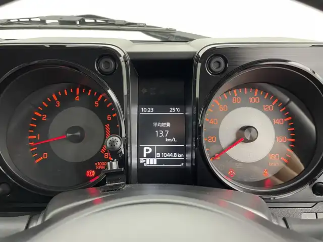 スズキ ジムニー シエラ JC 富山県 2023(令5)年 2.1万km ピュアホワイトP 4WD/社外メモリナビ（AM/FM/CD/USB/BT）/ワンセグTV/バックカメラ/デュアルセンサーブレーキサポート/レーンキープアシスト/クルーズコントロール/横滑り防止装置/ETC/ドライブレコーダー前後/純正15インチAW/前席シートヒーター/ダウンヒルアシストコントロール/LEDヘッドライト/フォグランプ/オートライト/ヘッドライトウォッシャー/社外タイヤカバー/プッシュスタート/スマートキー（スペアキー有）/純正フロアマット/取扱説明書/保証書