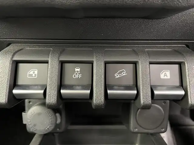 スズキ ジムニー シエラ JC 富山県 2023(令5)年 2.1万km ピュアホワイトP 4WD/社外メモリナビ（AM/FM/CD/USB/BT）/ワンセグTV/バックカメラ/デュアルセンサーブレーキサポート/レーンキープアシスト/クルーズコントロール/横滑り防止装置/ETC/ドライブレコーダー前後/純正15インチAW/前席シートヒーター/ダウンヒルアシストコントロール/LEDヘッドライト/フォグランプ/オートライト/ヘッドライトウォッシャー/社外タイヤカバー/プッシュスタート/スマートキー（スペアキー有）/純正フロアマット/取扱説明書/保証書
