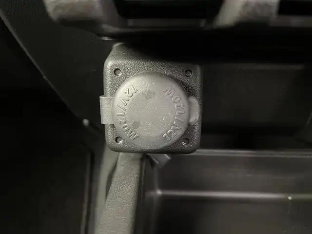 スズキ ジムニー シエラ JC 富山県 2023(令5)年 2.1万km ピュアホワイトP 4WD/社外メモリナビ（AM/FM/CD/USB/BT）/ワンセグTV/バックカメラ/デュアルセンサーブレーキサポート/レーンキープアシスト/クルーズコントロール/横滑り防止装置/ETC/ドライブレコーダー前後/純正15インチAW/前席シートヒーター/ダウンヒルアシストコントロール/LEDヘッドライト/フォグランプ/オートライト/ヘッドライトウォッシャー/社外タイヤカバー/プッシュスタート/スマートキー（スペアキー有）/純正フロアマット/取扱説明書/保証書
