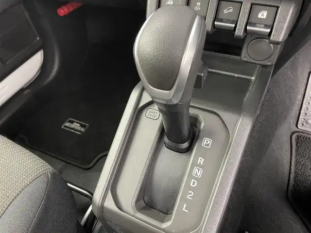 スズキ ジムニー シエラ JC 富山県 2023(令5)年 2.1万km ピュアホワイトP 4WD/社外メモリナビ（AM/FM/CD/USB/BT）/ワンセグTV/バックカメラ/デュアルセンサーブレーキサポート/レーンキープアシスト/クルーズコントロール/横滑り防止装置/ETC/ドライブレコーダー前後/純正15インチAW/前席シートヒーター/ダウンヒルアシストコントロール/LEDヘッドライト/フォグランプ/オートライト/ヘッドライトウォッシャー/社外タイヤカバー/プッシュスタート/スマートキー（スペアキー有）/純正フロアマット/取扱説明書/保証書