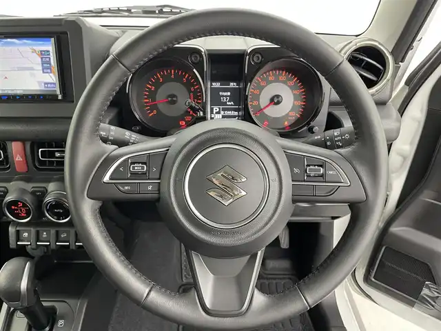スズキ ジムニー シエラ JC 富山県 2023(令5)年 2.1万km ピュアホワイトP 4WD/社外メモリナビ（AM/FM/CD/USB/BT）/ワンセグTV/バックカメラ/デュアルセンサーブレーキサポート/レーンキープアシスト/クルーズコントロール/横滑り防止装置/ETC/ドライブレコーダー前後/純正15インチAW/前席シートヒーター/ダウンヒルアシストコントロール/LEDヘッドライト/フォグランプ/オートライト/ヘッドライトウォッシャー/社外タイヤカバー/プッシュスタート/スマートキー（スペアキー有）/純正フロアマット/取扱説明書/保証書