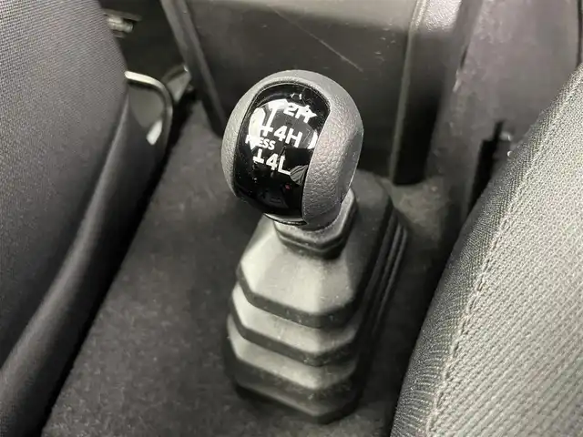 スズキ ジムニー シエラ JC 富山県 2023(令5)年 2.1万km ピュアホワイトP 4WD/社外メモリナビ（AM/FM/CD/USB/BT）/ワンセグTV/バックカメラ/デュアルセンサーブレーキサポート/レーンキープアシスト/クルーズコントロール/横滑り防止装置/ETC/ドライブレコーダー前後/純正15インチAW/前席シートヒーター/ダウンヒルアシストコントロール/LEDヘッドライト/フォグランプ/オートライト/ヘッドライトウォッシャー/社外タイヤカバー/プッシュスタート/スマートキー（スペアキー有）/純正フロアマット/取扱説明書/保証書