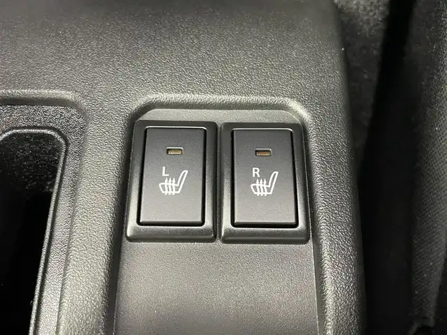 スズキ ジムニー シエラ JC 富山県 2023(令5)年 2.1万km ピュアホワイトP 4WD/社外メモリナビ（AM/FM/CD/USB/BT）/ワンセグTV/バックカメラ/デュアルセンサーブレーキサポート/レーンキープアシスト/クルーズコントロール/横滑り防止装置/ETC/ドライブレコーダー前後/純正15インチAW/前席シートヒーター/ダウンヒルアシストコントロール/LEDヘッドライト/フォグランプ/オートライト/ヘッドライトウォッシャー/社外タイヤカバー/プッシュスタート/スマートキー（スペアキー有）/純正フロアマット/取扱説明書/保証書