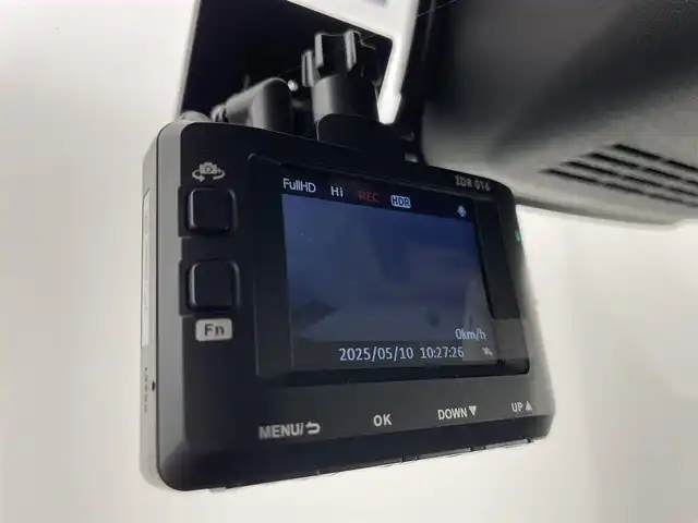 スズキ ジムニー シエラ JC 富山県 2023(令5)年 2.1万km ピュアホワイトP 4WD/社外メモリナビ（AM/FM/CD/USB/BT）/ワンセグTV/バックカメラ/デュアルセンサーブレーキサポート/レーンキープアシスト/クルーズコントロール/横滑り防止装置/ETC/ドライブレコーダー前後/純正15インチAW/前席シートヒーター/ダウンヒルアシストコントロール/LEDヘッドライト/フォグランプ/オートライト/ヘッドライトウォッシャー/社外タイヤカバー/プッシュスタート/スマートキー（スペアキー有）/純正フロアマット/取扱説明書/保証書