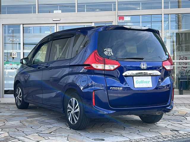 ホンダ フリード G 静岡県 2016(平28)年 6.1万km コバルトブルーパール 純正ナビ/・CD/DVD/・FM/AM/・TV/・Music Rack/・SD/・Bluetooth/主要装備/・後席フリップダウンモニター/・バックカメラ/・片側パワースライドドア/・ＥＴＣ/・１５インチアルミ/・アクティブコーナリングライト/・ＬＥＤヘッドライト/・横滑り防止装置/・アイドリングストップ/・オートライト/・コンビシート/・本革巻ステアリングホイール