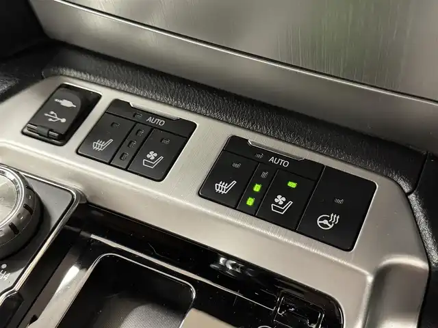 トヨタ ランドクルーザー ZX 群馬県 2016(平28)年 6.5万km ホワイトパールクリスタルシャイン サンルーフ/ルーフレール/純正メーカーナビ/　（AM/FM/CD/DVD/BT）/フルセグTV/パノラミックビューモニター/純正リアエンターテイメントシステム/Toyota Safety Sense P/・プリクラッシュセーフティシステム/（歩行者検知機能付/ミリ波レーダー＋単眼カメラ方式）/・レーンディパーチャーアラート/・オートマチックハイビーム/・レーダークルーズコントロール（ブレーキ制御付）/クリアランスソナー/バックソナー/ブラインドスポットモニター/パワーバックドア/ビルトインETC2.0/ブラウンプレミアムナッパ本革シート/シートヒーター（D席/N席/セカンドシート）/ベンチレーション（D/N席）/LEDヘッドライト/オートマチックハイビーム/ドライブモードセレクト/リアスポイラー/純正20インチAW