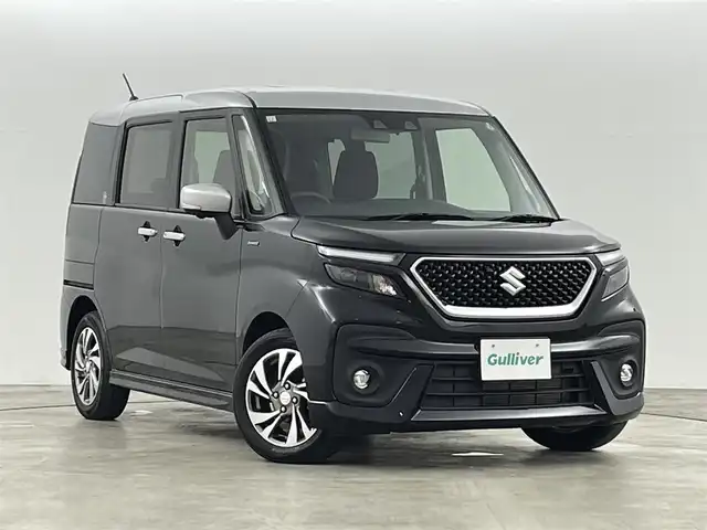スズキ ソリオ バンディット HV SV 福島県 2023(令5)年 0.8万km スーパーブラックパール スズキセーフティサポート/・衝突被害軽減ブレーキ/・誤発進抑制装置/・後退時ブレーキサポート/・車線逸脱警報装置/・レーダークルーズコントロール/・ふらつき警報/・ハイビームアシスト/・先行車発進お知らせ/純正9インチナビ/・フルセグTV/BT/USB/CD/DVD/FM/AM/・バックカメラ/・全方位カメラ/ヘッドアップディスプレイ/両側パワースライドドア/革張ステアリング/・ステアリングリモコン/・パドルシフト/D+N席シートヒーター/プッシュスタート/・スマートキー/電動格納ミラー/・ウィンカーミラー/・オートミラー/LEDヘッドライト/・フォグランプ/・オートライト/寒冷地仕様/アイドリングストップ/コーナーセンサー/純正フロアマット/純正15インチAW