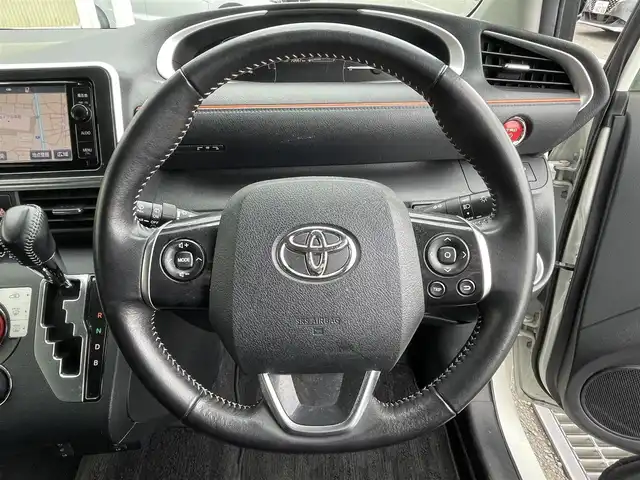 トヨタ シエンタ ハイブリッド G 東京都 2015(平27)年 7.1万km パール 純正エアロ　/純正ＳＤナビフルセグ　/・BluetoothAudio/・CD/SD/DVD/FM/AM/純正後席フリップダウンモニター/セーフティセンスＣ　/レーンディパーチャーアラート　/プリクラッシュセーフティ　/オートマチックハイビーム　/先行車発進お知らせ　/両側電動パワースライドドア　/社外17インチAW/プッシュエンジンスタート/スマートキー/社外フロアマット/カーボン調ミラーカバー/ビルトインETC/Wエアバック＆ABS/保証書＆取説