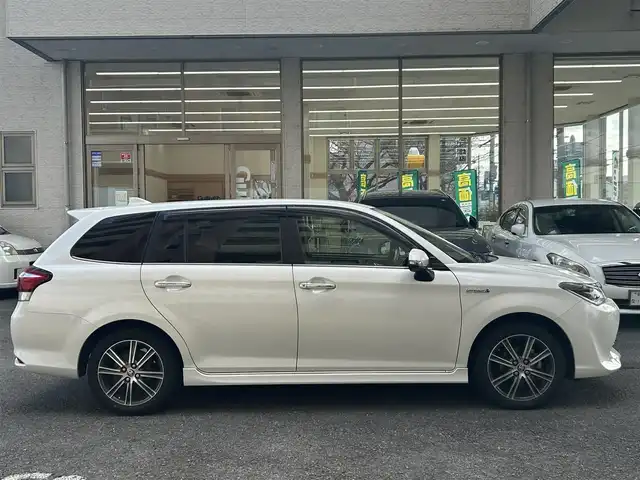 トヨタ カローラ フィールダー ハイブリッドG ダブルバイビー 静岡県 2015(平27)年 6.7万km ホワイトパールクリスタルシャイン 純正ナビ/フルセグTV/DVD/CD/SD/MSV/BT/バックカメラ/ハーフレザーシート/プリクラッシュセーフティ/レーンキープアシスト/オートハイビーム/ステアリングスイッチ/ビルトインETC/LEDヘッドライト/純正16インチAW/保証書/取扱説明書/ナビ取扱説明書/H30/R5/R6/R7点検記録簿有