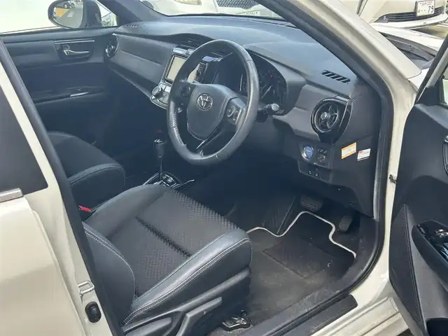 トヨタ カローラ フィールダー ハイブリッドG ダブルバイビー 静岡県 2015(平27)年 6.7万km ホワイトパールクリスタルシャイン 純正ナビ/フルセグTV/DVD/CD/SD/MSV/BT/バックカメラ/ハーフレザーシート/プリクラッシュセーフティ/レーンキープアシスト/オートハイビーム/ステアリングスイッチ/ビルトインETC/LEDヘッドライト/純正16インチAW/保証書/取扱説明書/ナビ取扱説明書/H30/R5/R6/R7点検記録簿有