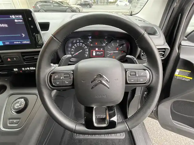 シトロエン シトロエン ベルランゴ フィールパック 神奈川県 2023(令5)年 2.4万km ガンＭ ワンオーナー/先進運転支援システム(ADAS)/・エレクトリックパーキングブレーキ/・ヒルスタートアシスタンス/・ヒルディセントコントロール/・アクティブセーフティブレーキ/・エマージェンシーブレーキ/・トラフィックサインインフォメーション/純正ディスプレイオーディオ/・appleカープレイ/・android　Auto/・Bluetooth接続/アクティブクルーズコントロール/純正ドライブレコーダー/ブラインドスポットモニター/インテリジェントハイビーム/３６０°カメラ　/ETC /ルーフレール/トノカバー/保証書/取扱説明書/スペアキー