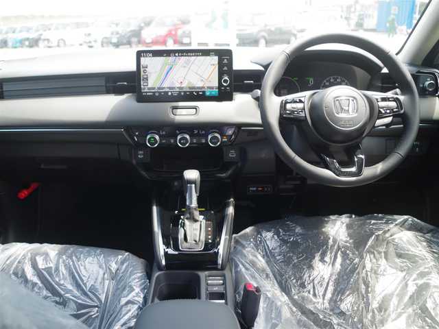 ホンダ ヴェゼル ハイブリッド e:HEV Z 千葉県 2025(令7)年 0.1千km プラチナホワイトパール e:HEV Z　3VC4AG3　Honda CONNECTディスプレー+ETC2.0車載器+ワイヤレス充電器(220/000)/ホンダセンシング/・衝突軽減ブレーキ（CMBS）/・車線維持支援システム（LKAS）/・アダプティブクルーズコントロール（ACC）/・後方誤発進抑制機能/・誤発進抑制機能/パワーバックドア/9インチ純正コネクトナビ/地デジTV/【Bluetooth接続】/【Apple CarPlay　Android Auto対応】/バックカメラ/リバース連動ドアミラー（左）/ワイヤレス充電/ハーフレザーシート/前席シートヒーター/純正フロアマット/革巻きステアリング/ステアリングスイッチ/パドルシフト/ETC/LEDヘッドライト/フォグライト/ウインカーミラー/コーナーセンサー/純正18インチアルミホイル/サイド/カーテンエアバッグ/スマートキー