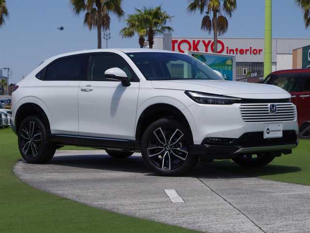 ホンダ ヴェゼル ハイブリッド e:HEV Z 千葉県 2025(令7)年 0.1千km プラチナホワイトパール e:HEV Z　3VC4AG3　Honda CONNECTディスプレー+ETC2.0車載器+ワイヤレス充電器(220/000)/ホンダセンシング/・衝突軽減ブレーキ（CMBS）/・車線維持支援システム（LKAS）/・アダプティブクルーズコントロール（ACC）/・後方誤発進抑制機能/・誤発進抑制機能/パワーバックドア/9インチ純正コネクトナビ/地デジTV/【Bluetooth接続】/【Apple CarPlay　Android Auto対応】/バックカメラ/リバース連動ドアミラー（左）/ワイヤレス充電/ハーフレザーシート/前席シートヒーター/純正フロアマット/革巻きステアリング/ステアリングスイッチ/パドルシフト/ETC/LEDヘッドライト/フォグライト/ウインカーミラー/コーナーセンサー/純正18インチアルミホイル/サイド/カーテンエアバッグ/スマートキー