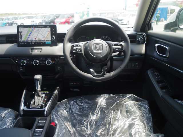 ホンダ ヴェゼル ハイブリッド e:HEV Z 千葉県 2025(令7)年 0.1千km プラチナホワイトパール e:HEV Z　3VC4AG3　Honda CONNECTディスプレー+ETC2.0車載器+ワイヤレス充電器(220/000)/ホンダセンシング/・衝突軽減ブレーキ（CMBS）/・車線維持支援システム（LKAS）/・アダプティブクルーズコントロール（ACC）/・後方誤発進抑制機能/・誤発進抑制機能/パワーバックドア/9インチ純正コネクトナビ/地デジTV/【Bluetooth接続】/【Apple CarPlay　Android Auto対応】/バックカメラ/リバース連動ドアミラー（左）/ワイヤレス充電/ハーフレザーシート/前席シートヒーター/純正フロアマット/革巻きステアリング/ステアリングスイッチ/パドルシフト/ETC/LEDヘッドライト/フォグライト/ウインカーミラー/コーナーセンサー/純正18インチアルミホイル/サイド/カーテンエアバッグ/スマートキー