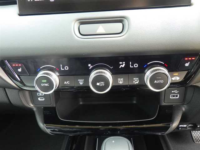 ホンダ ヴェゼル ハイブリッド e:HEV Z 千葉県 2025(令7)年 0.1千km プラチナホワイトパール e:HEV Z　3VC4AG3　Honda CONNECTディスプレー+ETC2.0車載器+ワイヤレス充電器(220/000)/ホンダセンシング/・衝突軽減ブレーキ（CMBS）/・車線維持支援システム（LKAS）/・アダプティブクルーズコントロール（ACC）/・後方誤発進抑制機能/・誤発進抑制機能/パワーバックドア/9インチ純正コネクトナビ/地デジTV/【Bluetooth接続】/【Apple CarPlay　Android Auto対応】/バックカメラ/リバース連動ドアミラー（左）/ワイヤレス充電/ハーフレザーシート/前席シートヒーター/純正フロアマット/革巻きステアリング/ステアリングスイッチ/パドルシフト/ETC/LEDヘッドライト/フォグライト/ウインカーミラー/コーナーセンサー/純正18インチアルミホイル/サイド/カーテンエアバッグ/スマートキー