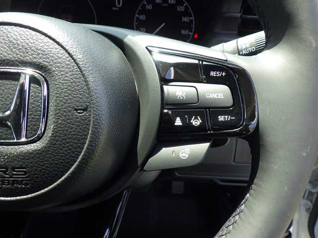 ホンダ ヴェゼル ハイブリッド e:HEV Z 千葉県 2025(令7)年 0.1千km プラチナホワイトパール e:HEV Z　3VC4AG3　Honda CONNECTディスプレー+ETC2.0車載器+ワイヤレス充電器(220/000)/ホンダセンシング/・衝突軽減ブレーキ（CMBS）/・車線維持支援システム（LKAS）/・アダプティブクルーズコントロール（ACC）/・後方誤発進抑制機能/・誤発進抑制機能/パワーバックドア/9インチ純正コネクトナビ/地デジTV/【Bluetooth接続】/【Apple CarPlay　Android Auto対応】/バックカメラ/リバース連動ドアミラー（左）/ワイヤレス充電/ハーフレザーシート/前席シートヒーター/純正フロアマット/革巻きステアリング/ステアリングスイッチ/パドルシフト/ETC/LEDヘッドライト/フォグライト/ウインカーミラー/コーナーセンサー/純正18インチアルミホイル/サイド/カーテンエアバッグ/スマートキー