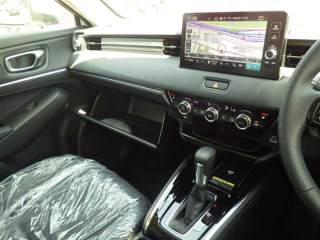 ホンダ ヴェゼル ハイブリッド e:HEV Z 千葉県 2025(令7)年 0.1千km プラチナホワイトパール e:HEV Z　3VC4AG3　Honda CONNECTディスプレー+ETC2.0車載器+ワイヤレス充電器(220/000)/ホンダセンシング/・衝突軽減ブレーキ（CMBS）/・車線維持支援システム（LKAS）/・アダプティブクルーズコントロール（ACC）/・後方誤発進抑制機能/・誤発進抑制機能/パワーバックドア/9インチ純正コネクトナビ/地デジTV/【Bluetooth接続】/【Apple CarPlay　Android Auto対応】/バックカメラ/リバース連動ドアミラー（左）/ワイヤレス充電/ハーフレザーシート/前席シートヒーター/純正フロアマット/革巻きステアリング/ステアリングスイッチ/パドルシフト/ETC/LEDヘッドライト/フォグライト/ウインカーミラー/コーナーセンサー/純正18インチアルミホイル/サイド/カーテンエアバッグ/スマートキー