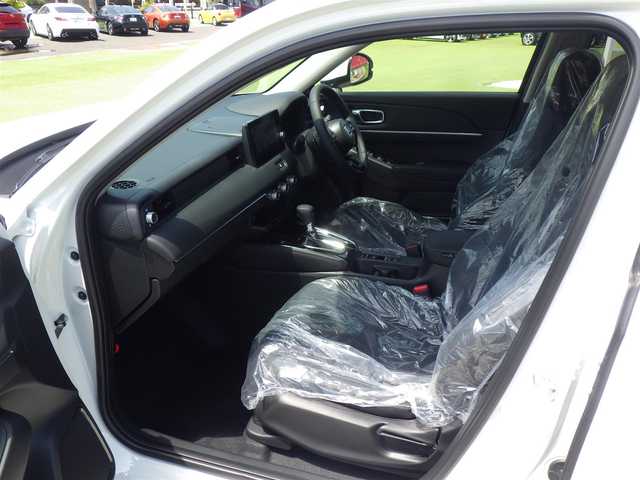 ホンダ ヴェゼル ハイブリッド e:HEV Z 千葉県 2025(令7)年 0.1千km プラチナホワイトパール e:HEV Z　3VC4AG3　Honda CONNECTディスプレー+ETC2.0車載器+ワイヤレス充電器(220/000)/ホンダセンシング/・衝突軽減ブレーキ（CMBS）/・車線維持支援システム（LKAS）/・アダプティブクルーズコントロール（ACC）/・後方誤発進抑制機能/・誤発進抑制機能/パワーバックドア/9インチ純正コネクトナビ/地デジTV/【Bluetooth接続】/【Apple CarPlay　Android Auto対応】/バックカメラ/リバース連動ドアミラー（左）/ワイヤレス充電/ハーフレザーシート/前席シートヒーター/純正フロアマット/革巻きステアリング/ステアリングスイッチ/パドルシフト/ETC/LEDヘッドライト/フォグライト/ウインカーミラー/コーナーセンサー/純正18インチアルミホイル/サイド/カーテンエアバッグ/スマートキー