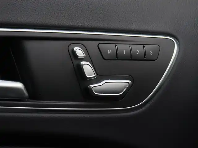 メルセデス・ベンツ ＧＬＡ２２０ 4マチック 宮城県 2017(平29)年 6.5万km マウンテングレー パノラマサンルーフ/HarmanKardon/アダプティブクルーズコントロール/ブラインドスポットモニター/レーンキープアシスト/アンビエントライト/パワーリアゲート/黒革シート/メモリ付パワーシート(D・N)/シートヒーター(D・N)/純正ナビ(BT/USB/CD/DVD)/フルセグTV/バックカメラ/社外17AW/ダウンヒルアシスト/LEDオートライト/ドライブレコーダー(前後)/ステアリングスイッチ/ETC/キーレスゴー