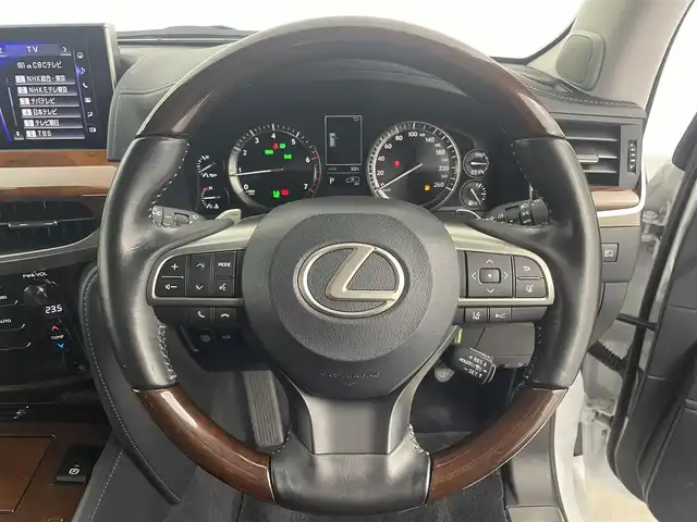 レクサス ＬＸ 570 愛知県 2017(平29)年 6.5万km ソニッククォーツ ムーンルーフ/４WD/リヤエンターテイメント/クールボックス/マークレビンソン/マルチテレインモニター/モデリスタエアロ（フロント、リア）/モデリスタマフラー/純正12.3インチナビ/アラウンドビューモニター/フルセグTV/Bluetooth/レクサスセーフティシステム/衝突被害軽減システム/ブラインドスポットモニター/レーンキープアシスト/コーナーセンサー/横滑り防止装置/クルーズコントロール/三眼LEDヘッドライト/LEDフォグランプ/ヘッドライトウォッシャー/電動リアゲート/ドライブレコーダー/ETC2.0/パワーシート/シートメモリー/エアシート/シートヒーター/ステアリングヒーター/車高調整スイッチ/スマートキー/純正AW/純正フロアマット