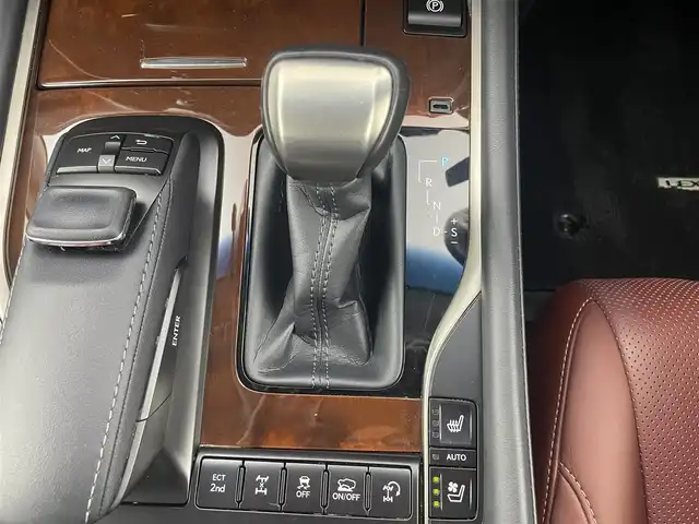 レクサス ＬＸ 570 愛知県 2017(平29)年 6.5万km ソニッククォーツ ムーンルーフ/４WD/リヤエンターテイメント/クールボックス/マークレビンソン/マルチテレインモニター/モデリスタエアロ（フロント、リア）/モデリスタマフラー/純正12.3インチナビ/アラウンドビューモニター/フルセグTV/Bluetooth/レクサスセーフティシステム/衝突被害軽減システム/ブラインドスポットモニター/レーンキープアシスト/コーナーセンサー/横滑り防止装置/クルーズコントロール/三眼LEDヘッドライト/LEDフォグランプ/ヘッドライトウォッシャー/電動リアゲート/ドライブレコーダー/ETC2.0/パワーシート/シートメモリー/エアシート/シートヒーター/ステアリングヒーター/車高調整スイッチ/スマートキー/純正AW/純正フロアマット